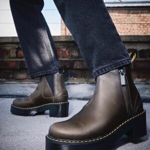 Dr. Martens Rometty II Platform Chelsea Boots Taupe Orleans Brown Leather Size 9